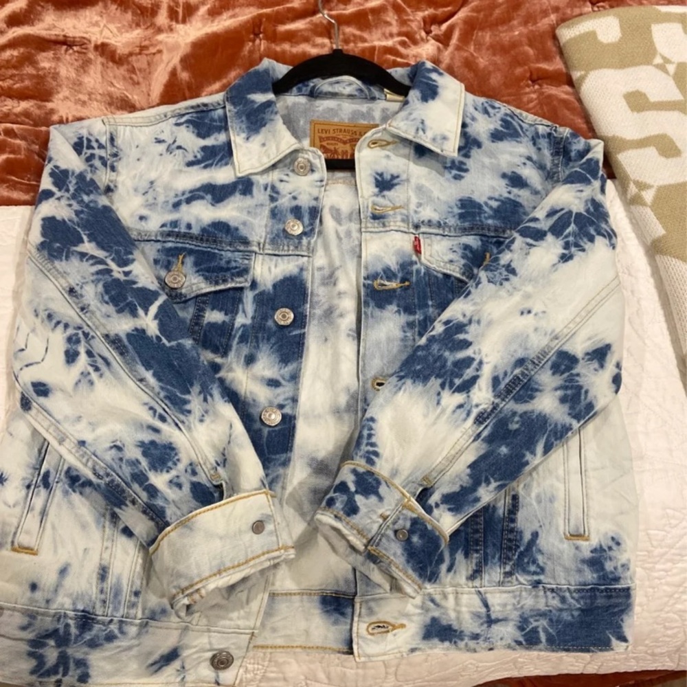 Denim acid wash Levi’s jacket size small, never worn